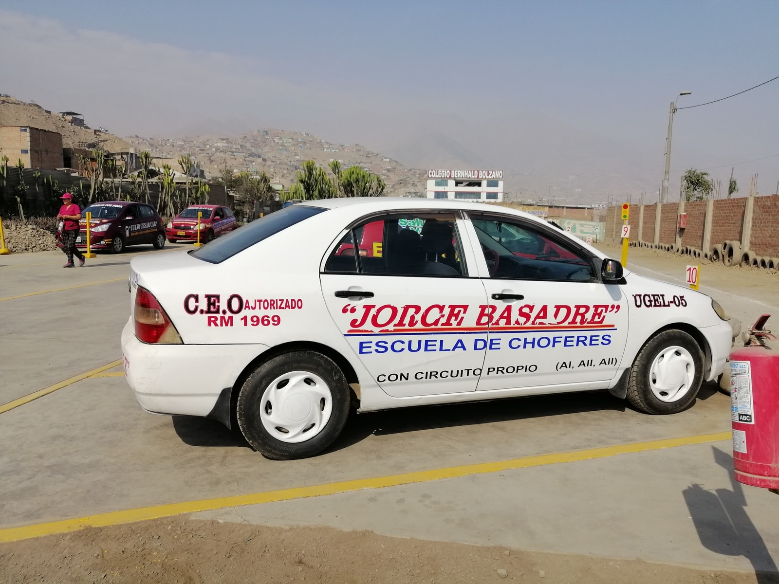 Vehículo de manejo practicando estacionamiento en diagonal en el circuito de la escuela de choferes Jorge Basadre de Jicamarca