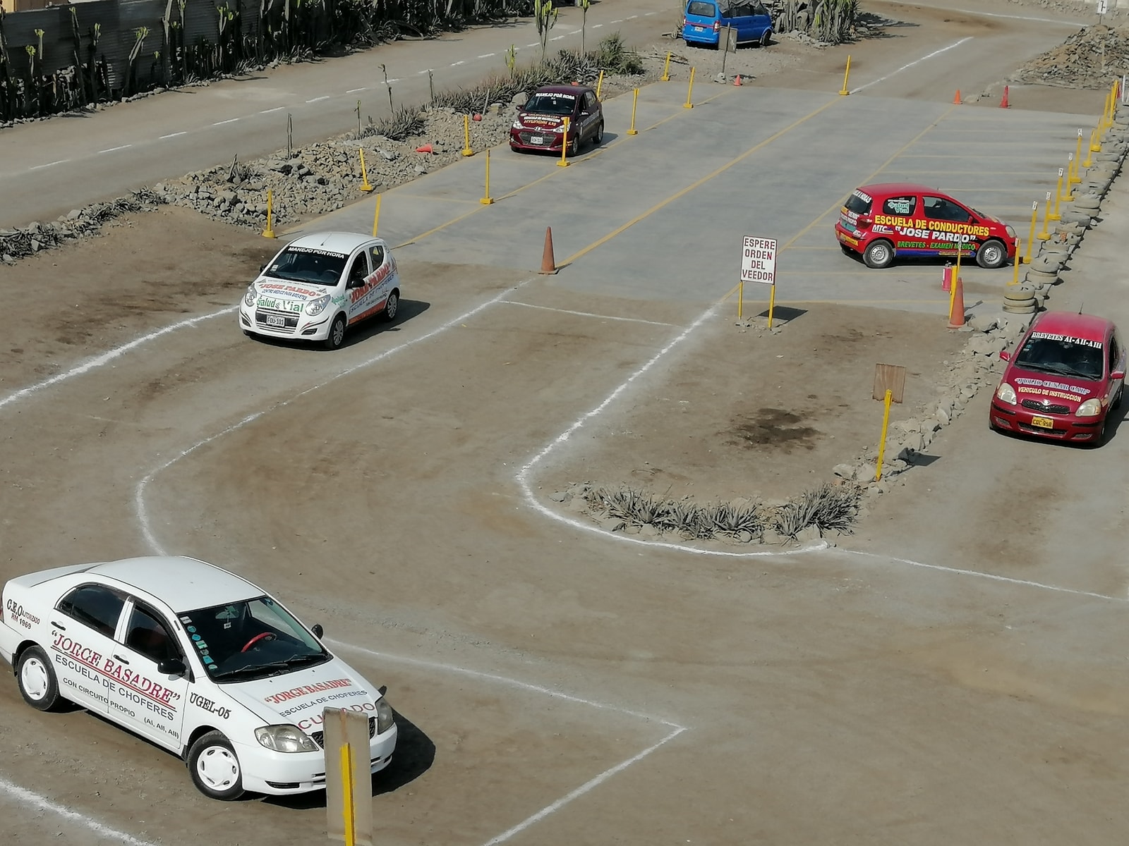 Vehículos de manejo practicando recorrido y estacionamiento en el circuito de la escuela de choferes Jorge Basadre de en Jicamarca