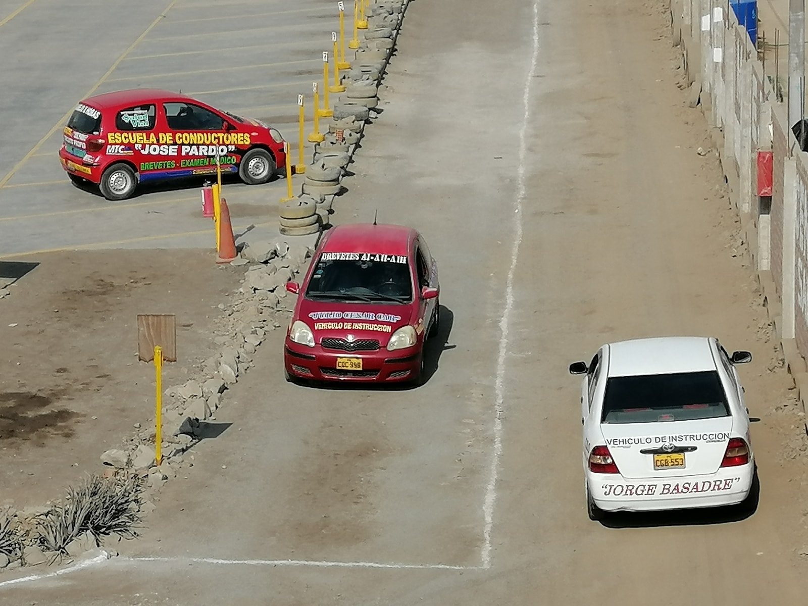 Vehículos de manejo terminando su recorrido en el circuito de la escuela de choferes Jorge Basadre de en Jicamarca