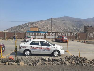 Vehículo de manejo practicando estacionamiento en diagonal en el circuito de la escuela de choferes Jorge Basadre de Jicamarca