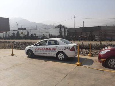 Vehículo de manejo practicando estacionamiento en diagonal en el circuito de la escuela de choferes Jorge Basadre de Jicamarca