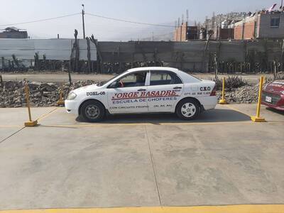 Vehículo de manejo practicando estacionamiento en diagonal en el circuito de la escuela de choferes Jorge Basadre de Jicamarca