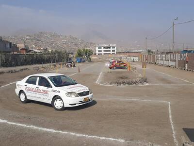 Vehículo de manejo practicando estacionamiento en diagonal en el circuito de la escuela de choferes Jorge Basadre de Jicamarca
