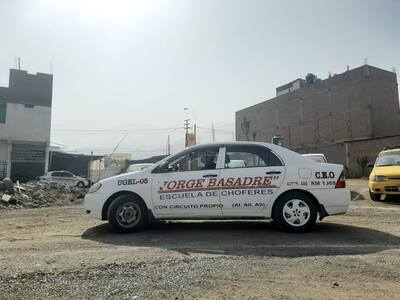 Vehículo de manejo practicando estacionamiento en diagonal en el circuito de la escuela de choferes Jorge Basadre de Jicamarca