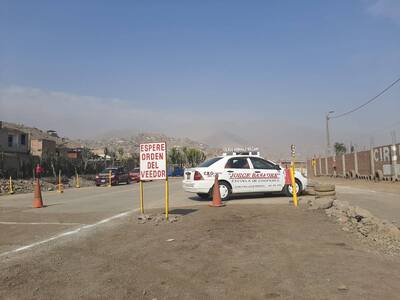 Vehículo de manejo practicando estacionamiento en diagonal en el circuito de la escuela de choferes Jorge Basadre de Jicamarca