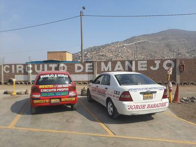 Vehículo de manejo practicando estacionamiento en diagonal en el circuito de la escuela de choferes Jorge Basadre de Jicamarca