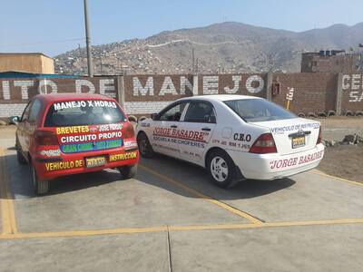 Vehículo de manejo practicando estacionamiento en diagonal en el circuito de la escuela de choferes Jorge Basadre de Jicamarca