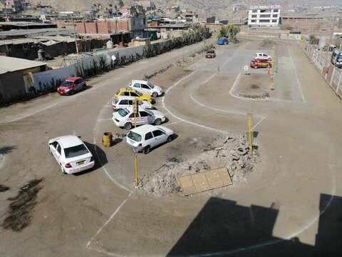 Vehículo de manejo practicando estacionamiento en diagonal en el circuito de la escuela de choferes Jorge Basadre de Jicamarca