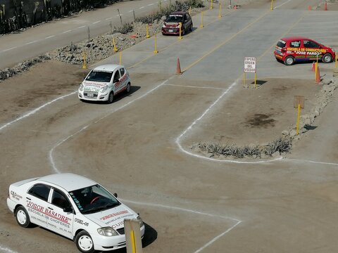 Vehículo de manejo practicando estacionamiento en diagonal en el circuito de la escuela de choferes Jorge Basadre de Jicamarca