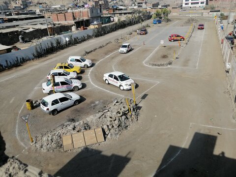 Vehículo de manejo practicando estacionamiento en diagonal en el circuito de la escuela de choferes Jorge Basadre de Jicamarca