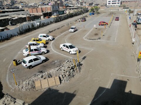 Vehículo de manejo practicando estacionamiento en diagonal en el circuito de la escuela de choferes Jorge Basadre de Jicamarca