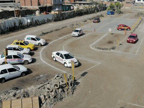 Vehículo de manejo practicando estacionamiento en diagonal en el circuito de la escuela de choferes Jorge Basadre de Jicamarca