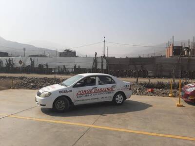 Vehículo de manejo practicando estacionamiento en diagonal en el circuito de la escuela de choferes Jorge Basadre de Jicamarca