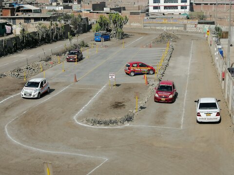 Vehículo de manejo practicando estacionamiento en diagonal en el circuito de la escuela de choferes Jorge Basadre de Jicamarca