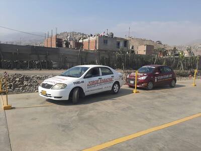 Vehículo de manejo practicando estacionamiento en diagonal en el circuito de la escuela de choferes Jorge Basadre de Jicamarca