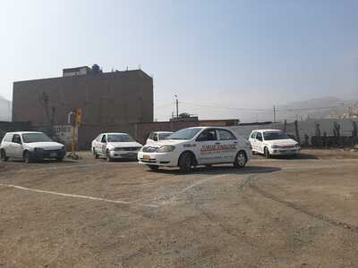 Vehículo de manejo practicando estacionamiento en diagonal en el circuito de la escuela de choferes Jorge Basadre de Jicamarca